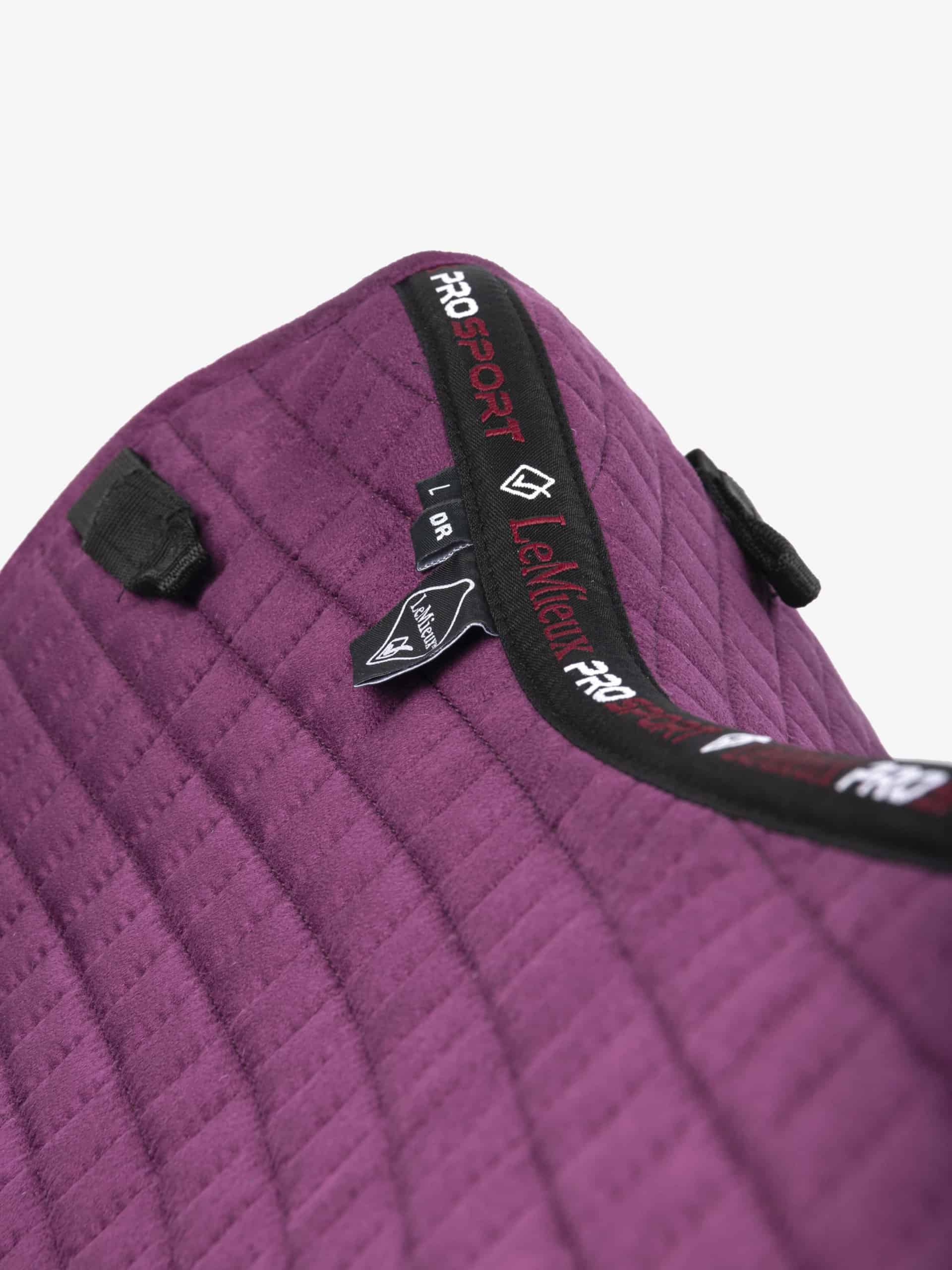 LeMieux Suede Close Contact Square Plum. Dit LeMieux Zadeldekje is verkrijgbaar bij Livin Horse Shop. Frontaanzicht detail LeMieux Suede Close Contact Square Plum