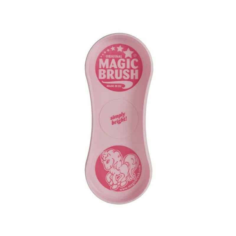 Magic brush Borstel Pink Pony. Magic Brush Pink Pony paardenborstel in vrolijke roze kleur. Verwijdert modder, losse haren en werkt als zweetmes. Geschikt voor wassen en dekens. Machinewasbaar.