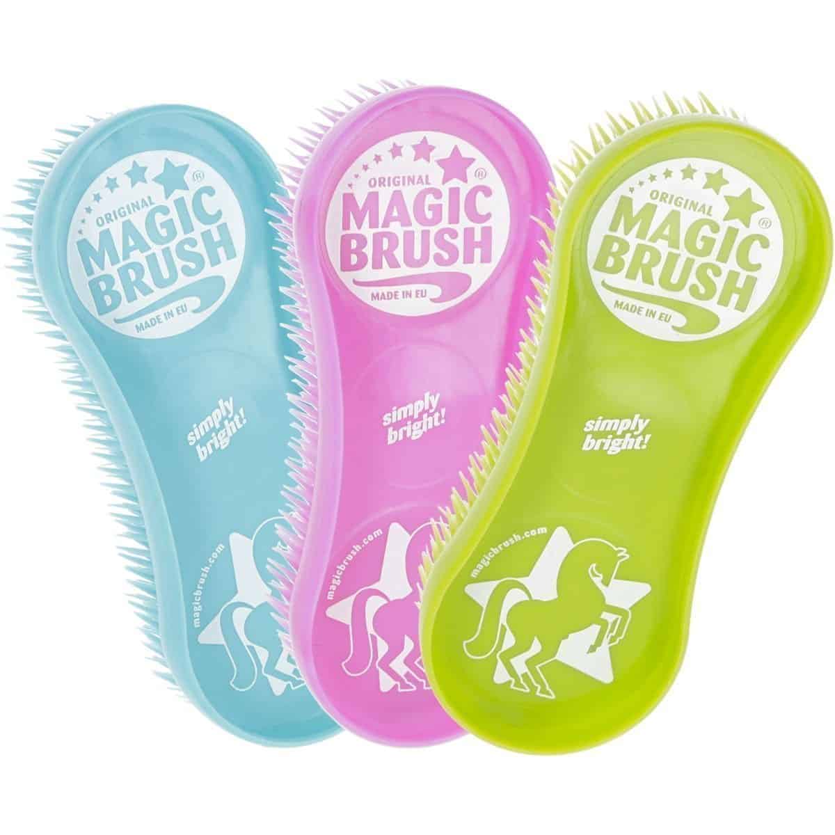 Magic Brush Borstelset Rainbow. De Magic Brush Borstelset Rainbow bevat borstels voor hoeven, benen en lichaam. Verwijdert modder & losse haren, werkt als zweetmes en is ook geschikt om mee te wassen.