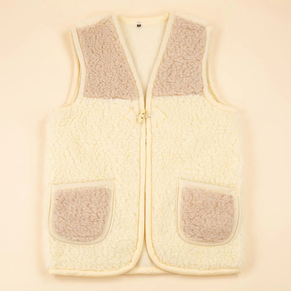 De Moonrise Wollen Bodywarmer “Danica” Dames combineert moeiteloos stijl, comfort en functionaliteit. Vervaardigd uit 100% merinowol, biedt deze bodywarmer een natuurlijke isolatie die je warm houdt bij koel weer, terwijl het ademende materiaal zorgt voor optimaal draagcomfort.
De moderne ritssluiting aan de voorkant maakt het eenvoudig om de bodywarmer aan en uit te trekken, terwijl de twee handige zakken extra praktisch gemak bieden voor dagelijkse essentials of om je handen warm te houden.
Met haar tijdl