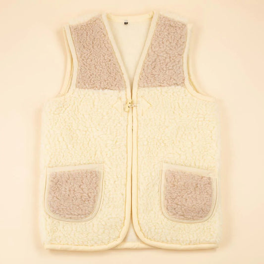 De Moonrise Wollen Bodywarmer “Danica” Dames combineert moeiteloos stijl, comfort en functionaliteit. Vervaardigd uit 100% merinowol, biedt deze bodywarmer een natuurlijke isolatie die je warm houdt bij koel weer, terwijl het ademende materiaal zorgt voor optimaal draagcomfort.
De moderne ritssluiting aan de voorkant maakt het eenvoudig om de bodywarmer aan en uit te trekken, terwijl de twee handige zakken extra praktisch gemak bieden voor dagelijkse essentials of om je handen warm te houden.
Met haar tijdl