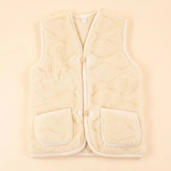 Moonrise wollen dames vest 3D print – Luxe vest van 100% merinowol met houten knopen en zakken. Zacht, warm en stijlvol. Perfecte pasvorm en natuurlijke elegantie.