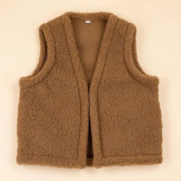 Moonrise wollen teddyvestje dames – Luxe kort vest van 100% merinowol met haaksluiting en zakken. Zachte teddy-look, warme stof en vrouwelijke pasvorm. Valt één maat kleiner.