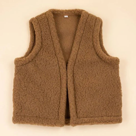 Moonrise wollen teddyvestje dames – Luxe kort vest van 100% merinowol met haaksluiting en zakken. Zachte teddy-look, warme stof en vrouwelijke pasvorm. Valt één maat kleiner.