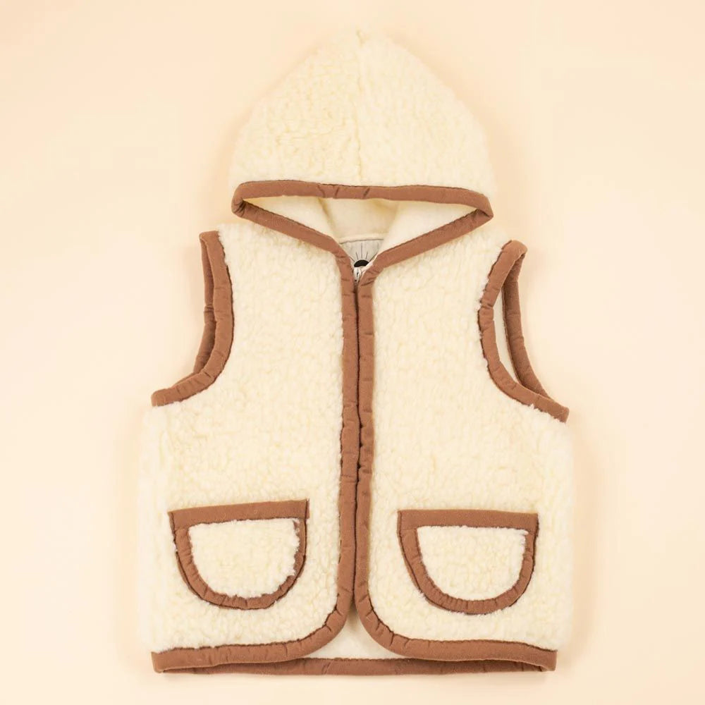 Moonrise kids wollen vest bruin met capuchon – Zachte wollen bodywarmer voor kinderen. Warm, ademend en comfortabel. Ideaal voor buiten spelen en koude dagen.