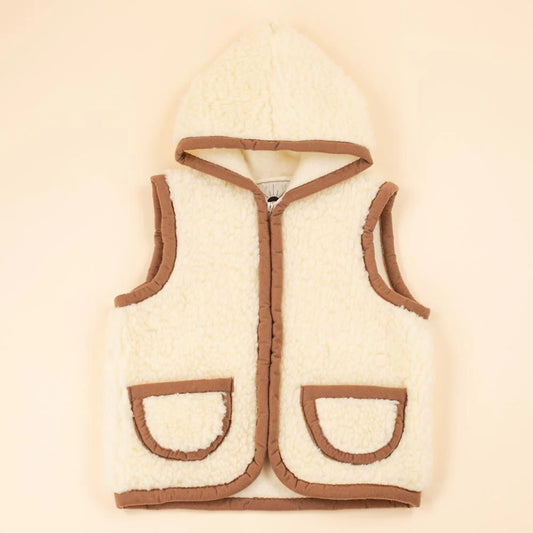Moonrise kids wollen vest bruin met capuchon – Zachte wollen bodywarmer voor kinderen. Warm, ademend en comfortabel. Ideaal voor buiten spelen en koude dagen.