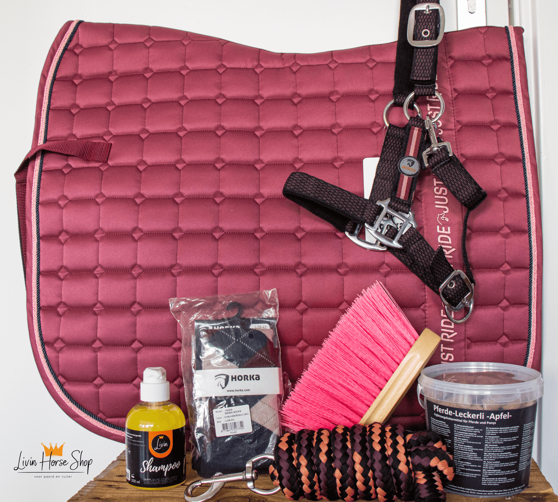 paarden mystery box L. Bestel de Livin Horse Shop Mystery Box L vol unieke paardenspullen afgestemd op jouw voorkeuren. Krijg 20-100% meer waarde dan betaald en ervaar het uitpakplezier. Nu exclusief verkrijgbaar!