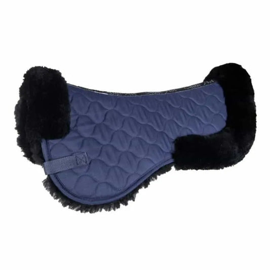 zadelonderlegger. HKM Zadelonderlegger met echt schapenvel – drukverlagend, ademend en wasbaar. Voor ultiem comfort en pasvorm. Shop nu bij Livin Horse Shop!