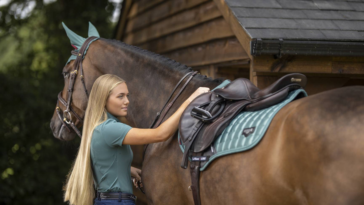 Lemieux Loire Classic Close Contact Square Sage. Dit leMieux zadeldekje is verkrijgbaar bij Livin Horse Shop. leMieux zadeldekjes voor paard en pony. Zijaanzicht LeMieux zadeldekje sage en paard