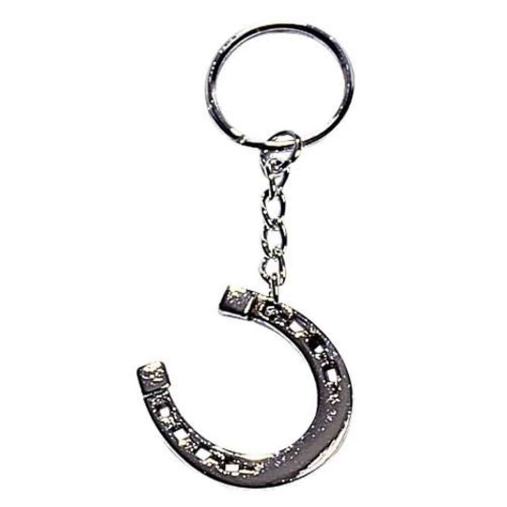 Ontdek de HKM Sports Sleutelhanger Hoefijzer – een leuke en stoere accessoire voor paardenliefhebbers. Perfect om je sleutels te personaliseren met een paardenvibe!