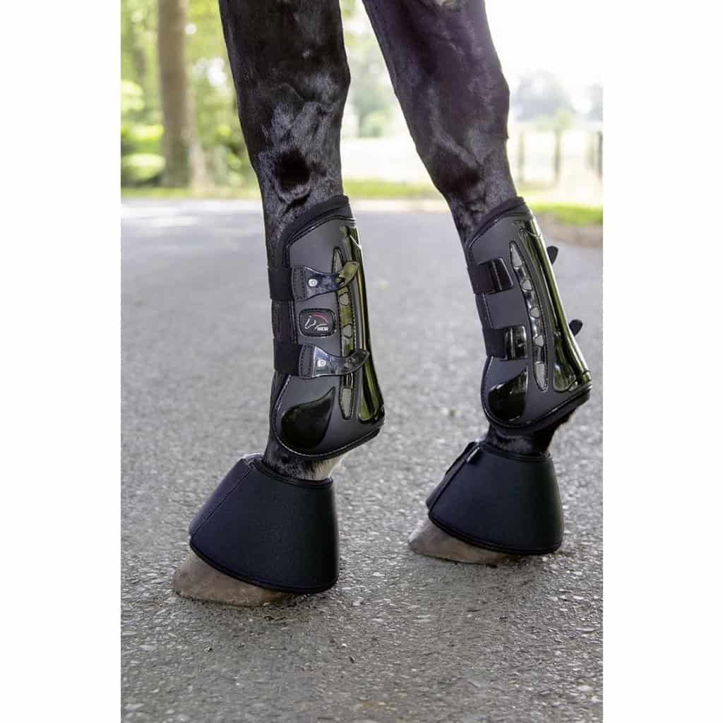 springschoenen finja.HKM Softopren springschoenen zwart – zacht, sterk en machinewasbaar. Ideaal voor training & bescherming. Shop nu bij Livin Horse Shop!