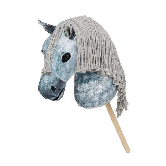 LeMieux Hobby Horse stokpaardje Grey – Grijs Paardenspeelgoed voor Kinderen. Dit Hobby Horse is verkrijgbaar bij Livin Horse Shop. Frontaanzicht Stokpaardje