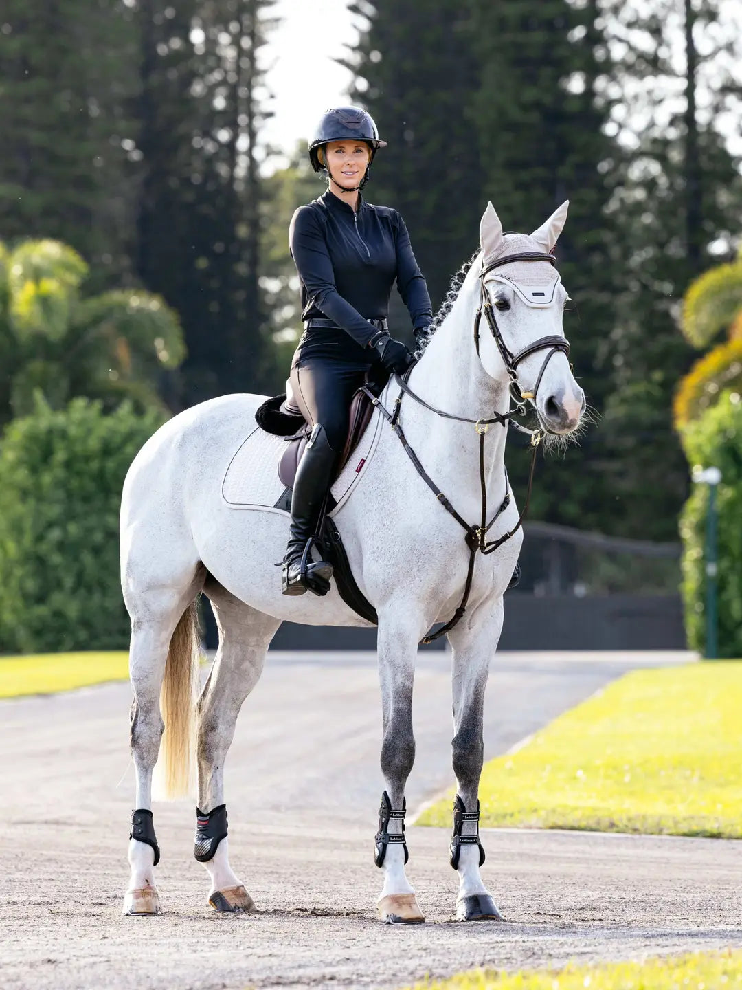 LeMieux Zadeldekje Essence Eurojump Square Stone. Dit nieuwe LeMikeux Zadeldekje is verkijgbaar bij Livin Horse Shop. Zijaanzicht LeMieux Zadeldekje Stone