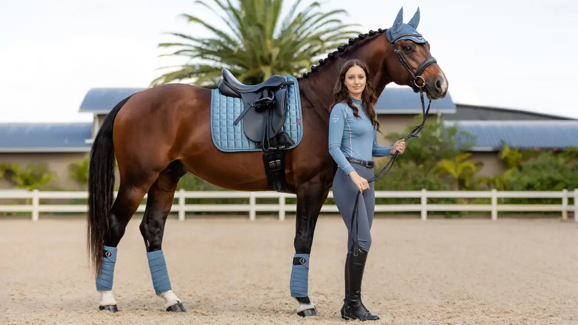 LeMieux Zadeldekje Loire Classic Dressage Square Ice Blue. Dit LeMieux Zadeldek is verkrijgbaar bij Livin Horse Shop, dealer van LeMieux. Zij aanzicht paard met LeMieux Zadeldekje Loire Classic Dressage Square Ice Blue