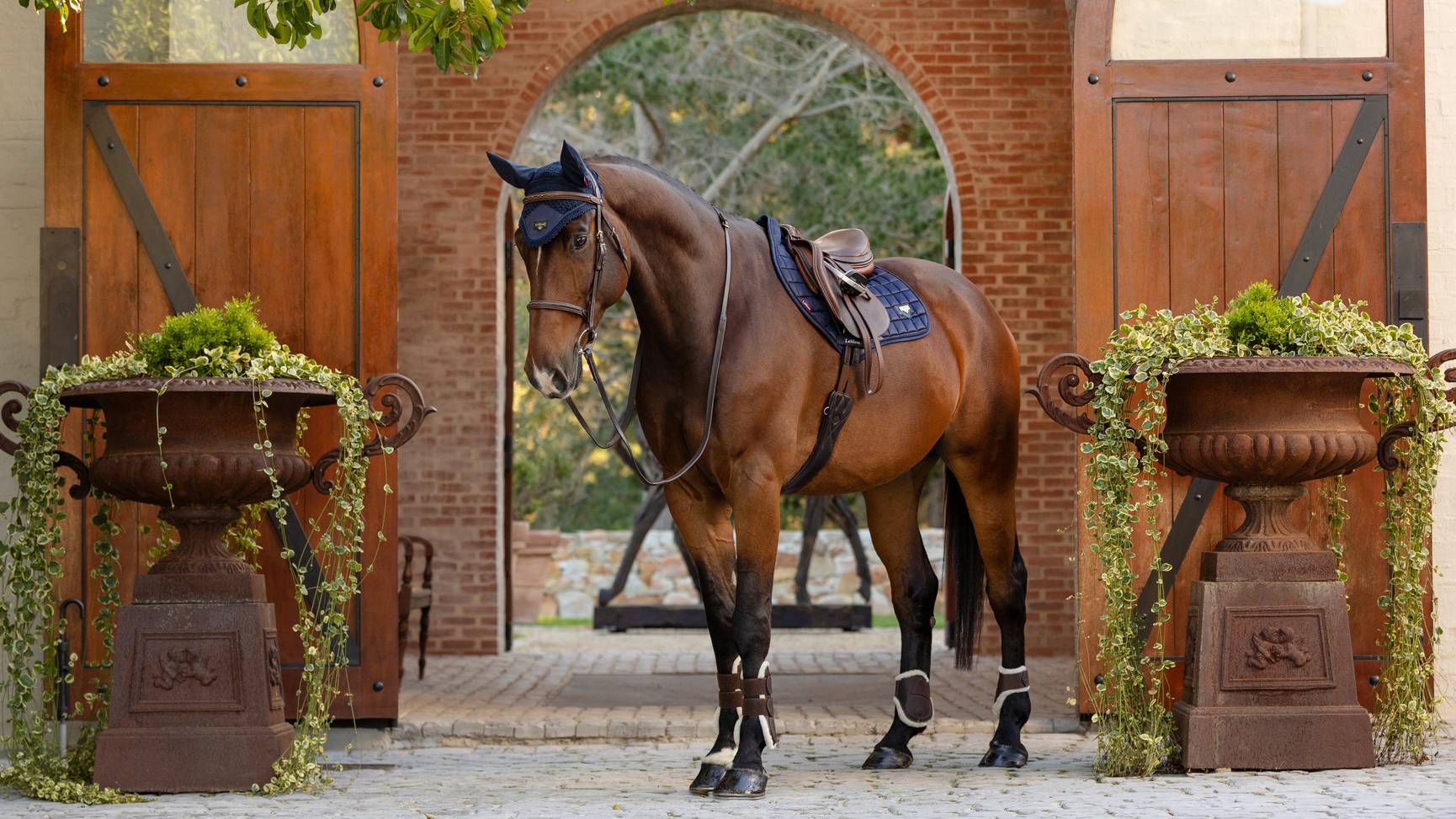 Lemieux Zadeldekje Loire Classic Close Contact Square Navy. Zadelldekje - zadeldek - LemIeux Zadeldekje -zijaanzicht Paard en LeMieux Zadeldekje