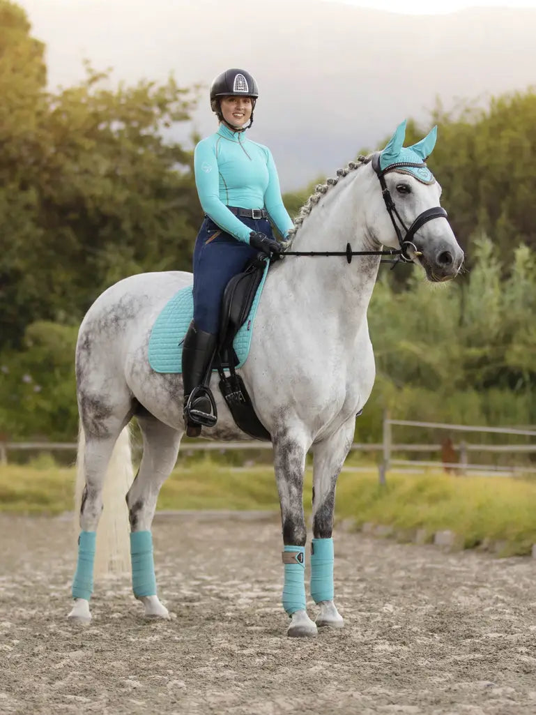 LeMieux Zadeldekje Suede Dressage Square Azure, diverse soorten LeMieux zadeldekjes voor paard of pony. Verkrijgbaar bij Livin Horse Shop. Zijaanzicht paard en zadeldekje