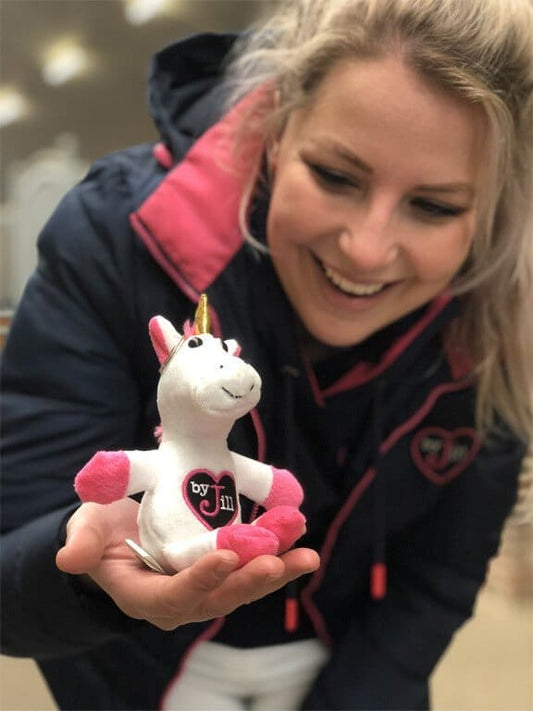 unicorn sleutelhanger. Voeg een vleugje magie toe aan je stal met de Unicorn by Jill sleutelhanger of halsterhanger. Lief, kleurrijk en ideaal voor iedere paardenfan. Verkrijgbaar bij Livin Horse Shop!