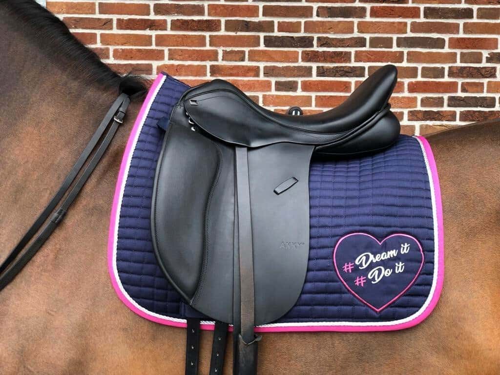 zadeldek by Jill. Dit bijzondere zadeldekje is verkrijgbaar bij Livin Horse Shop. Frontaanzicht Zadeldekje By Jill