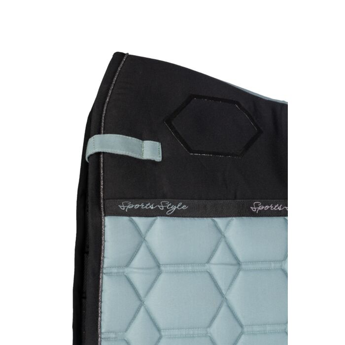 KM Zadeldek Dressage Harbour Island Sage. De zadeldekjes van HKM zijn. verkijgbaar bij Livin Horse shop. Detailaanzicht HKM zadeldekje Harbour Island Sage 