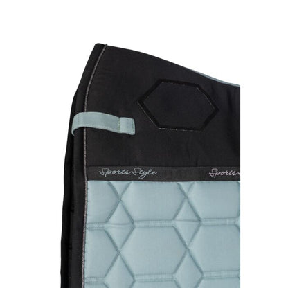 KM Zadeldek Dressage Harbour Island Sage. De zadeldekjes van HKM zijn. verkijgbaar bij Livin Horse shop. Detailaanzicht HKM zadeldekje Harbour Island Sage 