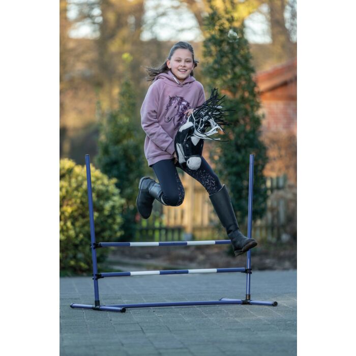 Ontdek de Hobby Horsing springset met 2 sprongen en 5 stokken. Lichtgewicht, veilig en inclusief transporttas. Perfect voor kinderen die van paardrijden houden!
Foto kind met hobby horse, stokpaardje, met springset!



