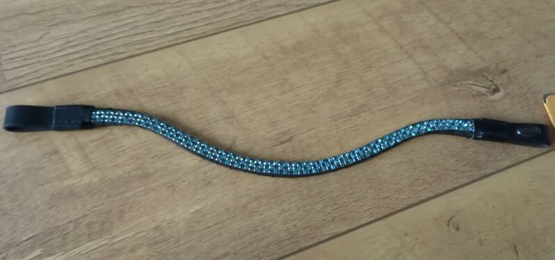 HKM Sports Frontriem Alexis – elegant lederen frontriem met schitterende strass steentjes. Hoogwaardige afwerking, geschikt voor elk hoofdstel. Frontaanzicht HKM Frontriem

