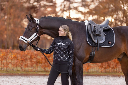 Warme coltrui HVP Cecile van HV Polo in blauw. Zachte jacquard trui met glinsterende lurex en logo. Luxe winterstijl voor ruiter en dagelijks gebruik. Verkrijgbaar bij Livin Horse Shop, dealer van HV Polo