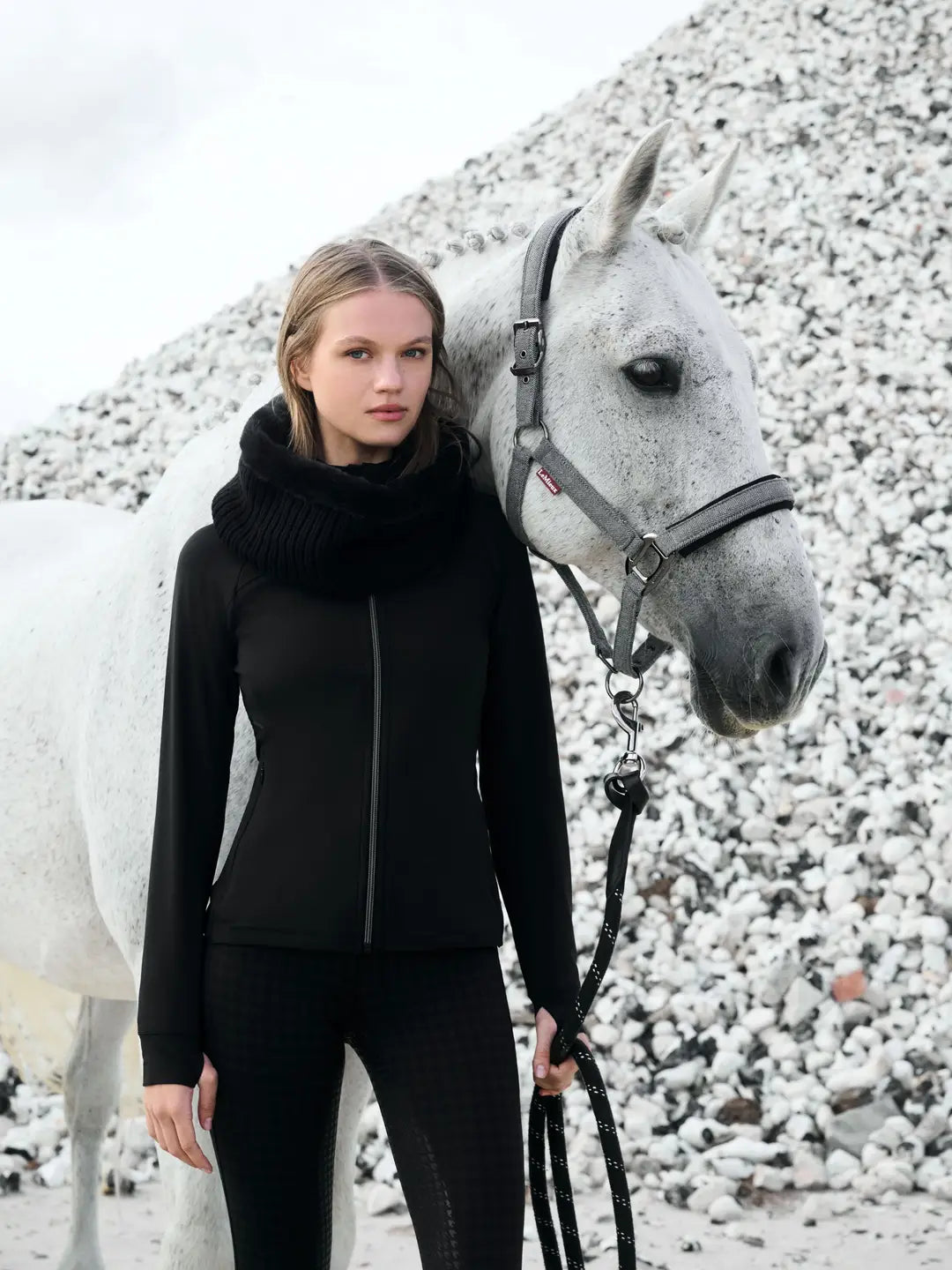 Aspen halster met luxe visgraatmotief: sterk nylon, geborstelde metalen details, verstelbaar en met snelklik-sluiting. Bestel bij Livin Horse Shop!
