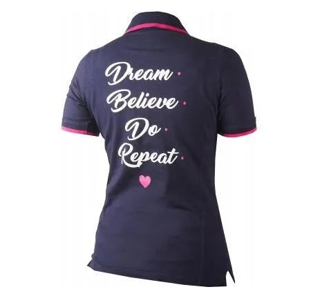 By Jill Dames Polo Shirt in navy blue met roze accenten, geborduurd logo en motiverende print. Comfortabel, stretchy en perfect voor casual en sportief gebruik.