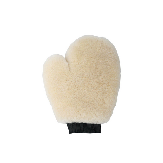 De Harry’s Horse Poetshandschoen Merino is de perfecte finishing touch voor iedere poetsbeurt. Gemaakt van 100% Merino lamswol, zorgt deze luxe handschoen voor een ongeëvenaarde glans op de vacht van je paard. Dankzij de natuurlijke vezels van Merino wol worden de laatste stofdeeltjes moeiteloos opgenomen, terwijl je tegelijkertijd de vacht op een zachte manier opwrijft.