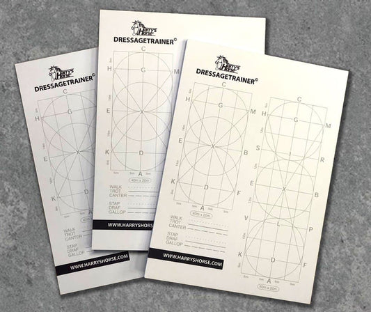 dressagetrainer. DressageTrainer Oefenblok van 50 pagina’s, 15x21 cm. Ideaal voor notities tijdens dressuurtraining, instructies of oefeningen. Praktisch hulpmiddel voor ruiters en trainers.