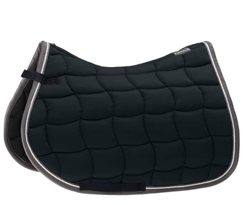 Eskadron Performance Zadeldekje in blauw met groot ruitpatroon, dubbel sierkoord en hoogwaardige katoen/vulling. Anatomisch gevormd, duurzaam en stijlvol voor paard en pony.