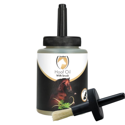 Natuurlijke hoefolie met tea tree – voorkomt uitdroging & kloven. Verzorgt en laat glanzen. Verkrijgbaar bij Livin Horse Shop. 500 ml met kwast.