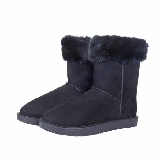 Ontdek de HKM All Weather Boot Davos Fur Zwart bij Livin Horse Shop. Warme, waterdichte laars met teddy voering, ideaal voor buitenritten en stalwerk. Verkrijgbaar in zwart en camel.