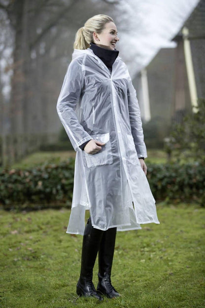 hkm regenjas ruiter. Blijf droog met de HKM Sports Regenjas Lang van Livin Horse Shop. Waterafstotend, met achter splitten voor rijden, overslag met drukknopen en capuchon.