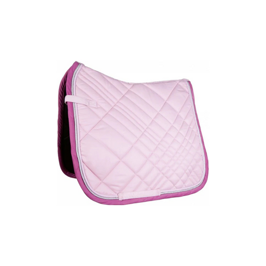 Het HKM Zadeldekje Vigo Roze is een stijlvol en functioneel zadeldek dat perfect is voor dagelijks gebruik. Dit anatomisch gevormde zadeldekje biedt je paard een comfortabele pasvorm en is afgewerkt met een elegante roze rand voor een opvallende, vrouwelijke touch.