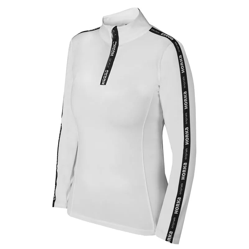 HORKA Originals Tape Shirt voor dames met lange mouwen. Ademend, sneldrogend en geurremmend dankzij Polygiene. Ideaal voor paardrijden en stal. Verkrijgbaar bij Livin Horse Shop