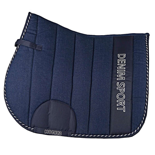 HORKA Zadeldekje Denim Sport. Dit Horka Zadeldek is verkrijgbaar bij Livin Horse Shop, dealer van Horka! Frontaan zicht zadeldek horka Denim Sport