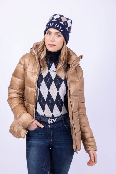 De HV Polo Beanie HVP Argyle in Navy combineert klassieke stijl met optimaal comfort. Het gebreide argyle-patroon geeft de beanie een tijdloze uitstraling, terwijl het subtiele HV Polo-logo een luxueuze touch toevoegt.