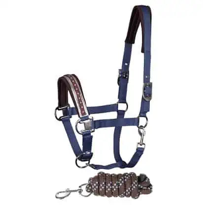 Harry's Horse La Gloria Ensign-Blue. Elegant blauw halster met kristallen neusstuk, neopreen voering en verstelbare pasvorm. Inclusief halstertouw. Comfort en stijl in één! Dit halster is verkrijgbaar bij Livin Horse Shop!