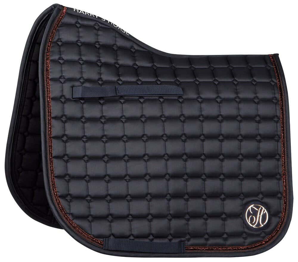 Harry’s Horse Zadeldekje Douglas Mood Indigo. Dit zadeldekje is verkrijgbaar bij Livin Horse Shop. Frontaanzicht . Harry’s Horse Zadeldekje Douglas Mood Indigo van High Density Twill met glitter binding. Ademend, luxe en ideaal voor training en wedstrijd.