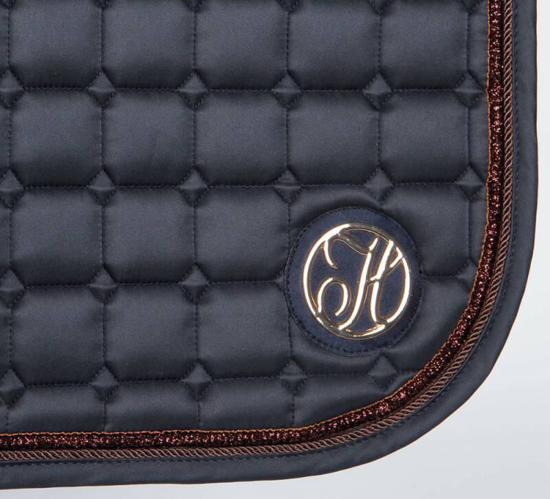 Harry’s Horse Zadeldekje Douglas Mood Indigo. Dit zadeldekje is verkrijgbaar bij Livin Horse Shop. Detailaanzicht 