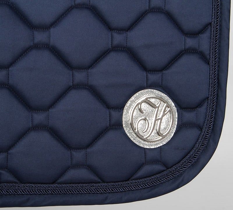 Harry’s Horse Zadeldekje Silverton Dress Blues . Het Harry’s Horse Zadeldekje Silverton Dress Blues heeft twee luxe koorden, glitter H badge en ademende coolmesh voering voor optimale ventilatie en comfort van je paard.