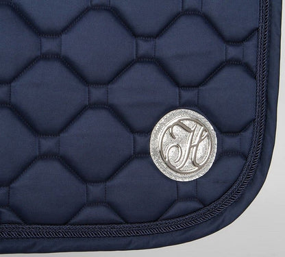 Harry’s Horse Zadeldekje Silverton Dress Blues . Het Harry’s Horse Zadeldekje Silverton Dress Blues heeft twee luxe koorden, glitter H badge en ademende coolmesh voering voor optimale ventilatie en comfort van je paard.