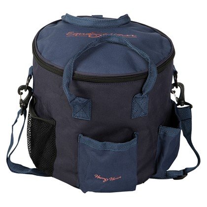 Harry’s Horse cap & poetstas gevuld in de kleur Dress Blues. Inclusief borstels, hoevenkrabber, manenkam en rosborstel. Praktische grooming tas met veel opbergruimte. Perfect voor elke ruiter!
