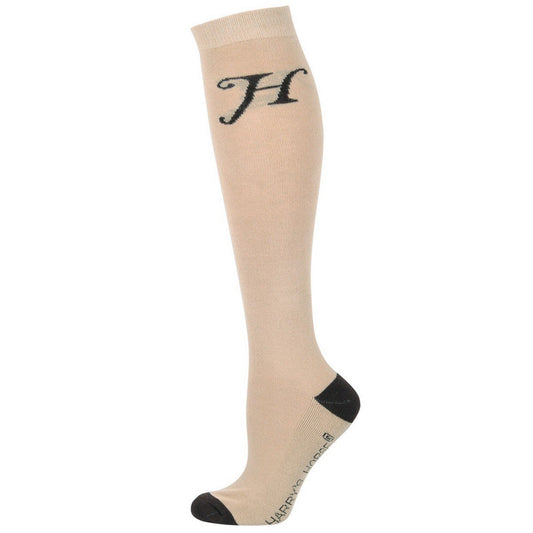 sokken beige. Harry’s Horse rijsokken beige: kniekousen met badstof voetbed voor optimaal comfort. 75% katoen, 20% nylon, 5% elastan. Verkrijgbaar in S, M, L.