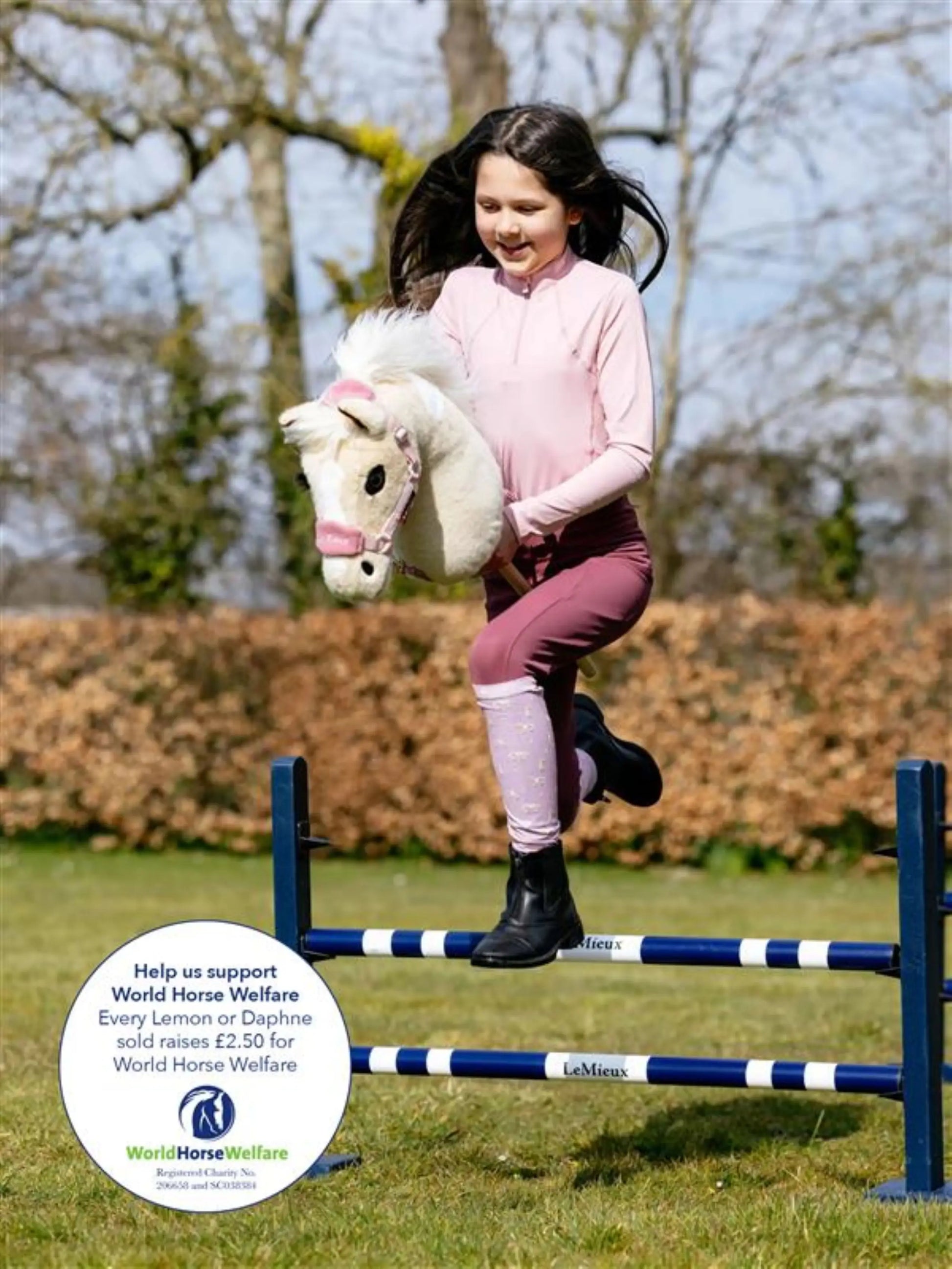 LeMieux Hobby Horse Lemon is een superzacht stokpaardje voor kinderen vanaf 3 jaar. Met pluizige manen, afneembare houten stok en bijpassende accessoires. Educatief én liefdadig.