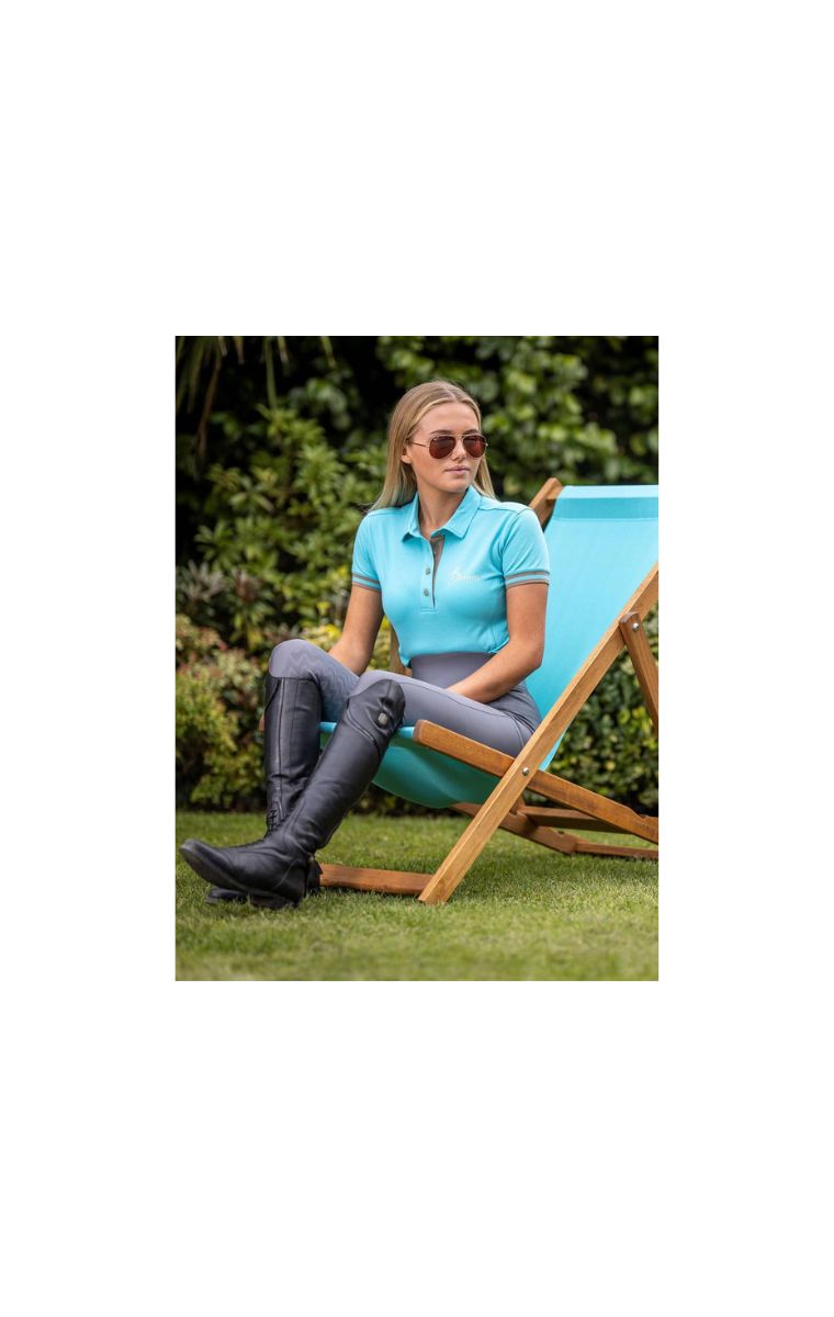 Het LeMieux Polo Shirt Azure is een stijlvol en functioneel poloshirt voor ruiters die comfort en uitstraling willen combineren. Dit poloshirt is gemaakt van een hoogwaardige QuickDry nylon- en spandexmix, waardoor het lichtgewicht, ademend en sneldrogend is. Ideaal voor actieve ruiters tijdens trainingen, lessen of stalwerk.