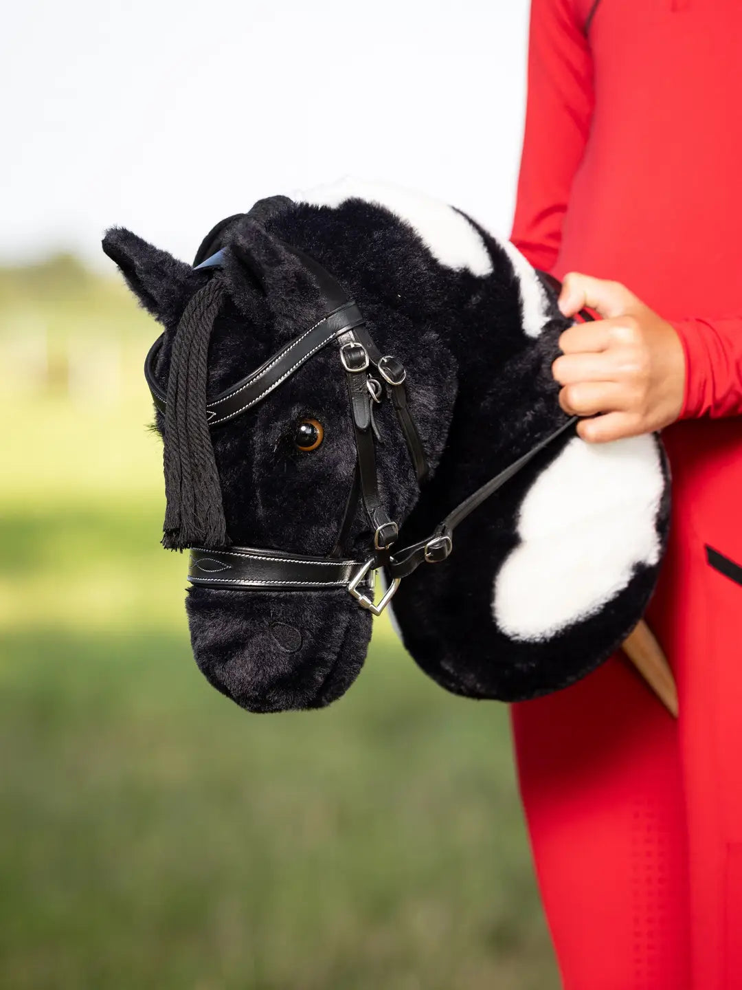 Hobby Horse Razzle: zwart-wit bonte show cob met vlechtbare manen en klittenbandmond. Vanaf 3 jaar. Nu in de aanbieding bij Livin Horse Shop!
