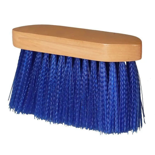 Blauwe Harde Borstel van Horka. Horka houten paardenborstel met lange, harde kunststof haren. Verwijdert moeiteloos grof vuil zoals modder en zand. Comfortabel houten handvat. Te koop bij Livin Horse Shop.